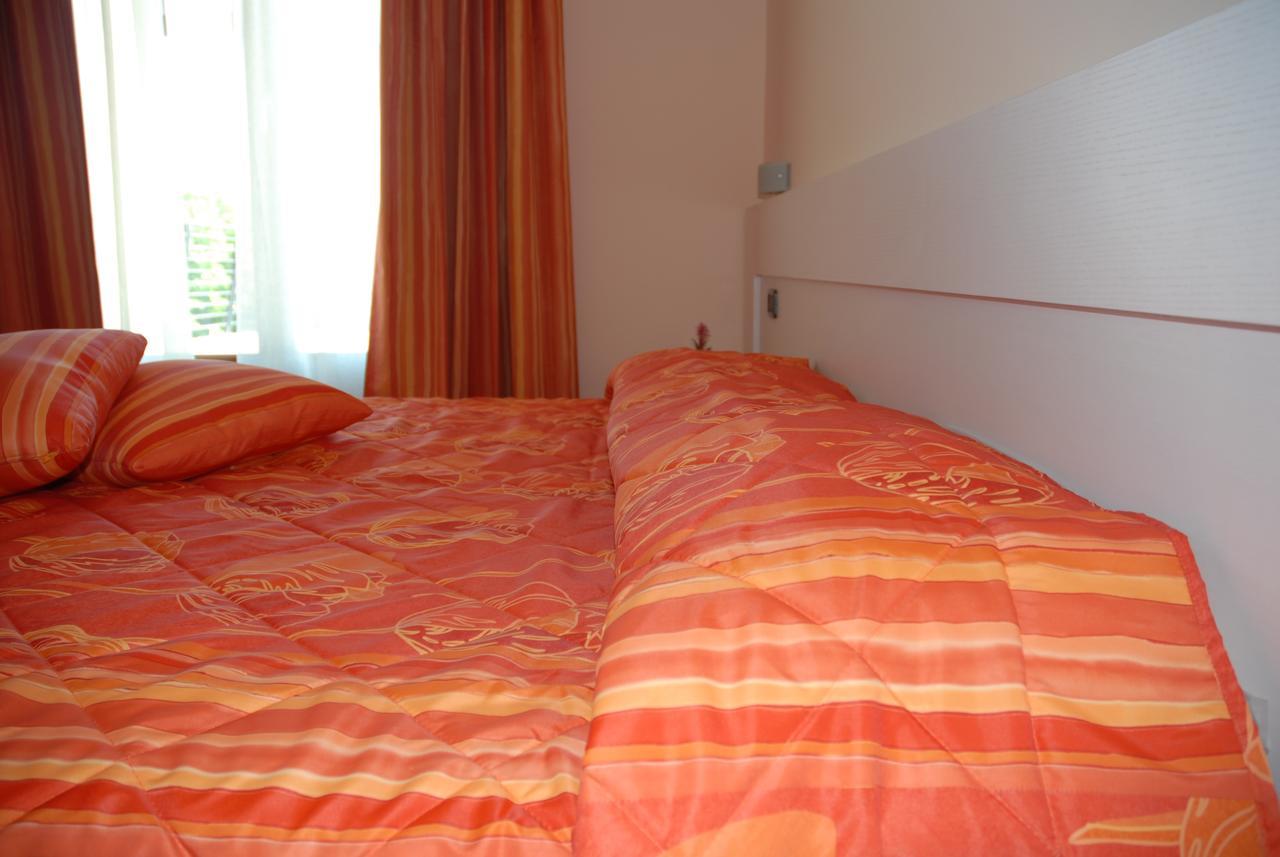 Hotel Flaminio Tavernelle Serrungarina Zimmer foto